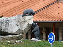 Rond-point consistant en une pierre avec deux sculptures d'ours, l'un perché, l'autre sur les antérieurs en bas de la roche; Aude: Axat