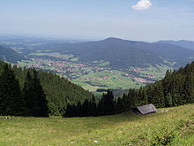 Ruhpolding vom Unternberg (1425 m) nach Nordosten zum Zeller Berg (1065 m) und den Flyschbergen Zinnkopf (1227 m) und Teisenberg (1333 m)