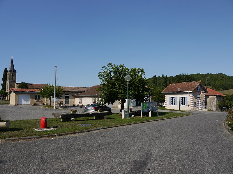 File:Sère - Centre village.jpg