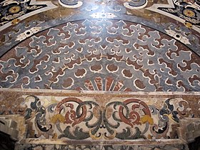 Durant l'ère baroque, de nombreuses églises italiennes se sont parées de somptueux décors en opus sectile à motifs végétaux, utilisant les marbres les plus divers. Ici un détail à San Martino de Naples.