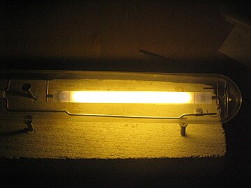Una lámpara de sodio de alta presión en funcionamiento. Compara el color de la luz que emite con el color de la luz de la lámpara de sodio de baja presión.