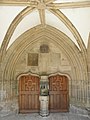 Saint-Jean-du-Doigt : église paroissiale, porche, porte d'entrée de l'église.