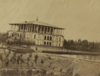 نمایی از کاخ سلطنت‌آباد در زمان ناصرالدین شاه قاجار. این عکس از آلبوم شخصی ناصرالدین شاه برگرفته شده است