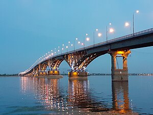 Most preko Volge u Saratovu, najdulji u Rusiji.]]