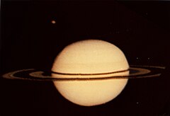 Aufnahme des Saturn und seines Mondes Titan von Pioneer 11