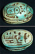 Un amuleto egipcio de un escarabeo de esteatita tallado y esmaltado