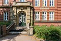 Deutsch: Mädcheneingang der Schule Lutterothstraße 34-36 in Hamburg-Eimsbüttel.