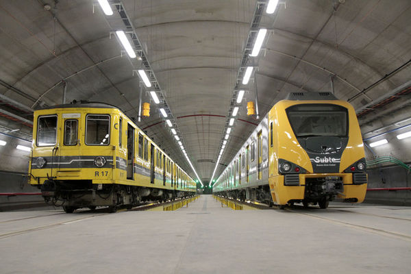 The 300 Series (right) replaced the temporary Siemens-Schuckert Orenstein & Koppel stock (left).