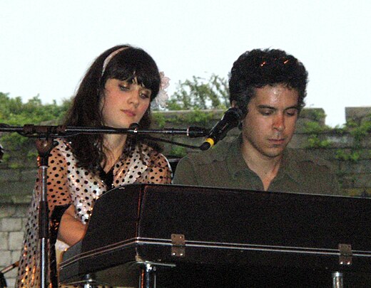 Ward en Zooey Deschanel aan het optreden als She & Him op het Newport Folk Festival (2 augustus 2008)