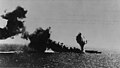 Le porte-avions Shoho en flammes touché par une torpille au matin du 7 mai 1942 (photographié depuis un avion de l'USS Lexington)