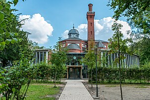 Gebäude mit Erweiterungsbau für die Schule