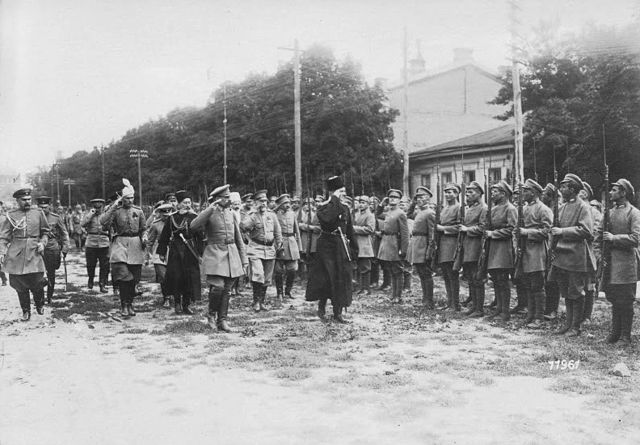 Skoropadskyi inspecting troops from the "Greycoat" division