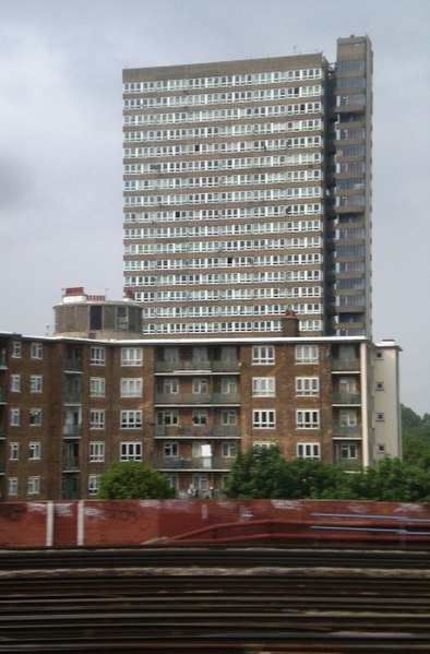 File:Social housing on approach to London Bridge Station SE1 - geograph.org.uk - 1266566.jpg
