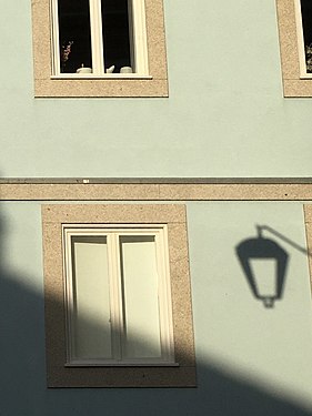 Sombra de uma luminária de rua, Porto, Portugal