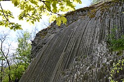 Odkrytý „kamenný vodopád“ - viditelná sloupcovitá odlučnost čediče