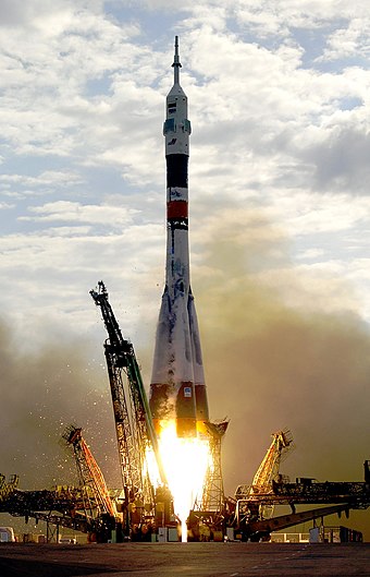 Soyuz TMA-2  diluncurkan dari Baikonur, Kazakhstan, membawa salah satu awak penduduk pertama keInternational Space Station
