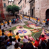 Fête-Dieu: Origine, Instauration de la Fête-Dieu, Développement et coutumes de la Fête-Dieu