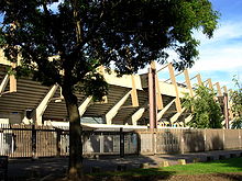 Vue extérieure des tribunes inaugurées en 1984.