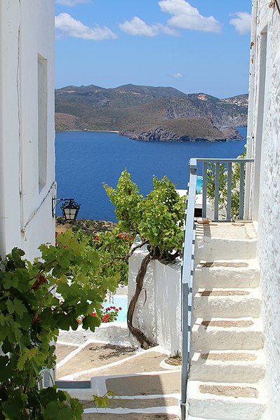 File:Staircase in Plaka onMilos, 152627.jpg