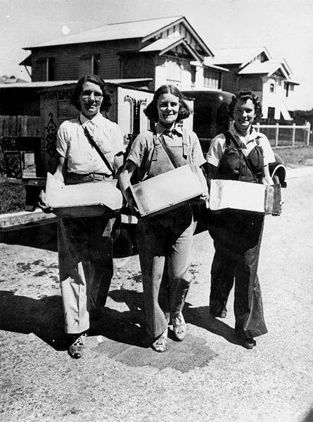 File:StateLibQld 1 90468 Women selling ice in the suburbs, Brisbane, 1942.jpg