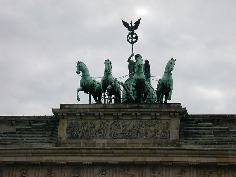 File:Statue-on-brandeburg-gate berlin-year-2000.jpg