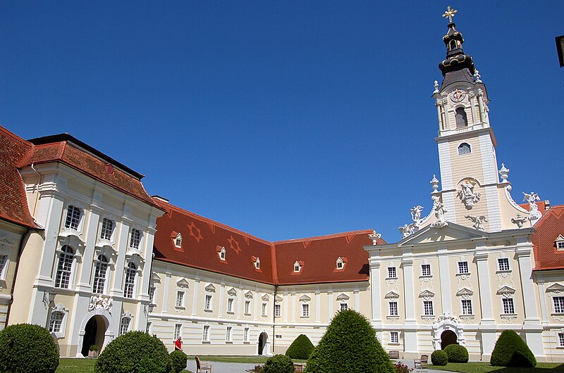 File:Stift Altenburg Innenhof 3.JPG