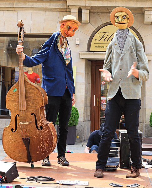 File:Straßenmusikanten in Masken in Chemnitz 2H1A6857WI.jpg