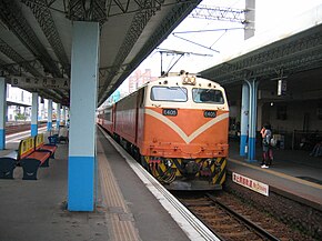 TRA E405 at Changhua Station 2007-03-24.jpg