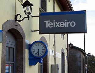 Estación de Teixeiro (entidade de poboción e capital do Concello de Curtis. Teixeiro pertence á parroquia de Santaia de Curtis) / Teixeiro es la capital del concejo de Curtis y pertenece a la parroquia de Santaia de Curtis.