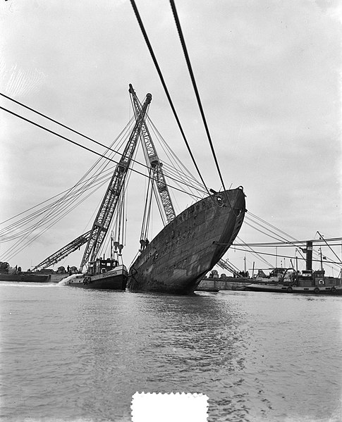 File:Terneuzen lichten Engelse Kruiser Valentine, Bestanddeelnr 905-5073.jpg