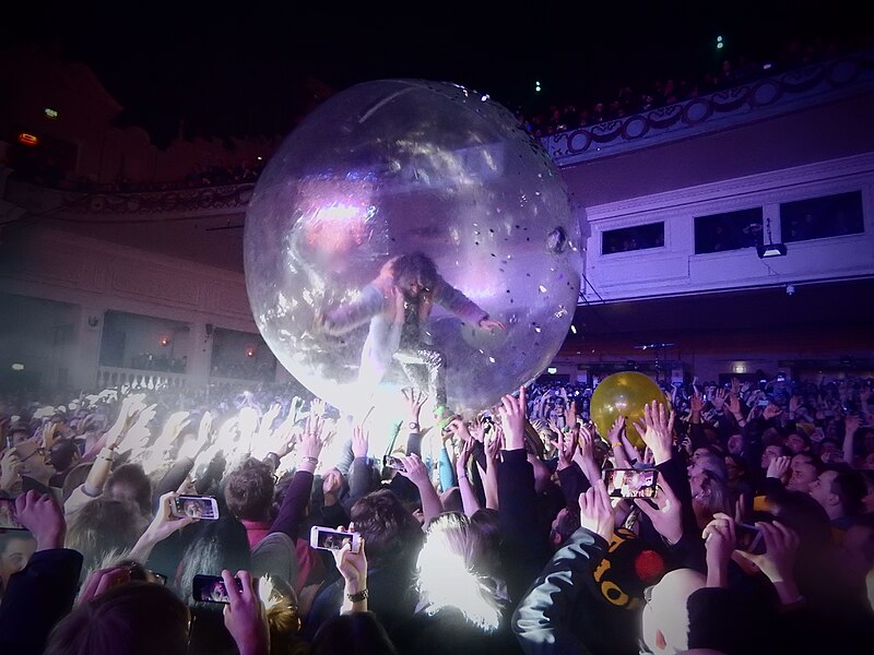 File:The Flaming Lips, Brixton Academy, London (32108990560).jpg