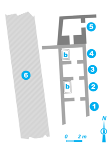 Plan d'un édifice antique. Voir légende détaillée ci-dessous.