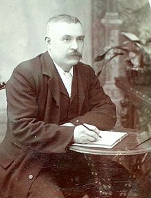Thomas Gray i ca 1899 med penn og papir