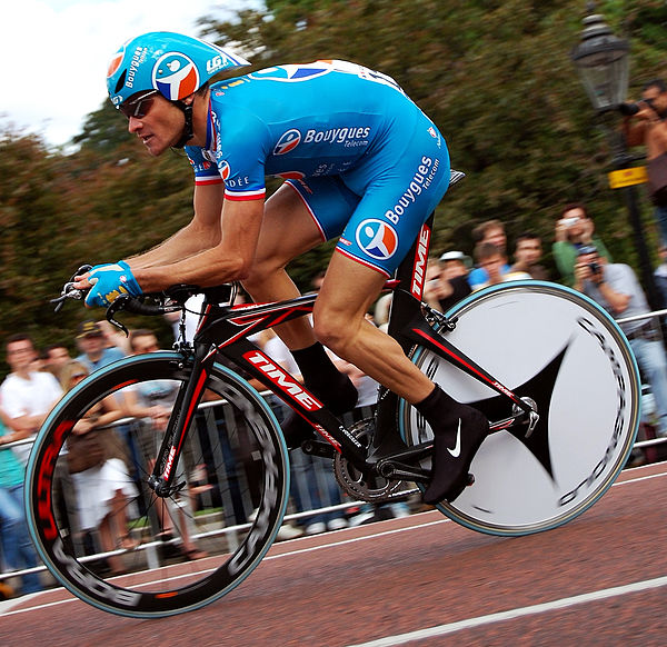 Thomas Voeckler time-trialing in the previous Bouygues Télécom uniform, 2007