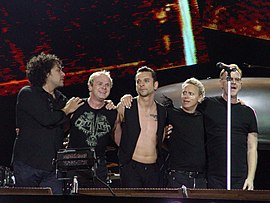v.  r.  Fra venstre mod højre: Fletcher, Gore, Gahan sammen med livebesætningen Eigner og Gordeno under Touring the Angel-turnéen i 2006