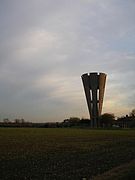 Tháp nước có hình dạng như một hình nón xây năm 1960, tại Tonwell, Hertfordshire, Vương quốc Anh