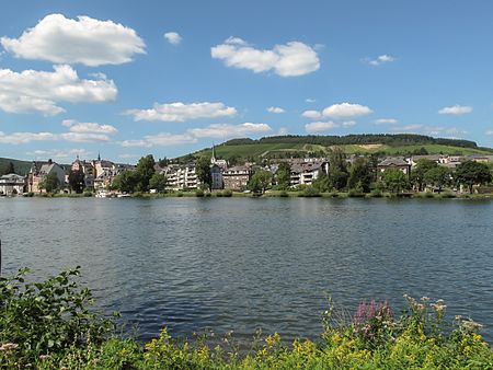 Traben, stadspanorama2 vanaf tussen Trarbach en Enkirch 2009-08-04 14.45.JPG