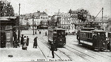 Two trams at the Place de l'Hotel de ville Tramway de Rouen - Place de l'Hotel de ville.jpg