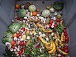 Fruit en groenten in een container, afgedankt en niet opgegeten