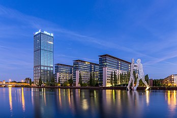 Vista das Treptowers, um complexo de edifícios no distrito Alt-Treptow em Berlim, e o Molecule Man, uma escultura de alumínio de 30 metros de altura, composta de três figuras reunidas no centro, desenhada pelo artista americano Jonathan Borofsky. (definição 4 936 × 3 291)