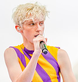 Troye Sivan (42022775414).jpg