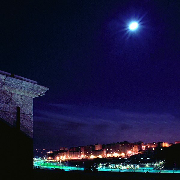 File:Tumba de Gerion a la luz de la luna - panoramio.jpg