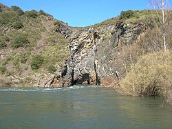 Tonel de Montefurado en Quiroga, construyito por os romanos en o sieglo II ta labar l'oro d'o antigo curso do río