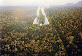 Un avión Fairchild C-123 Provider rociando defoliante en Vietnam del Sur en 1962.