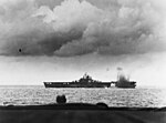 Bombennahtreffer auf die USS Bunker Hill während der Schlacht in der Philippinensee
