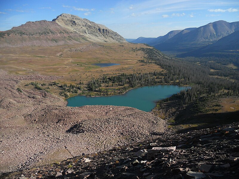 File:Uinta Highline Trail, Dead Horse Lake, Summit County, Utah, USA.jpg