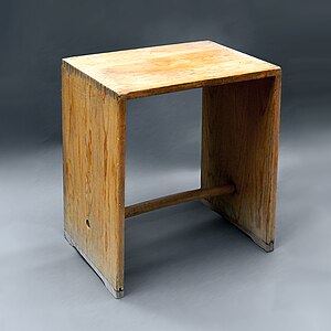 Tabouret multi-fonction («Ulmer Hocker») conçu par Max Bill 1954 pour la HfG Ulm.