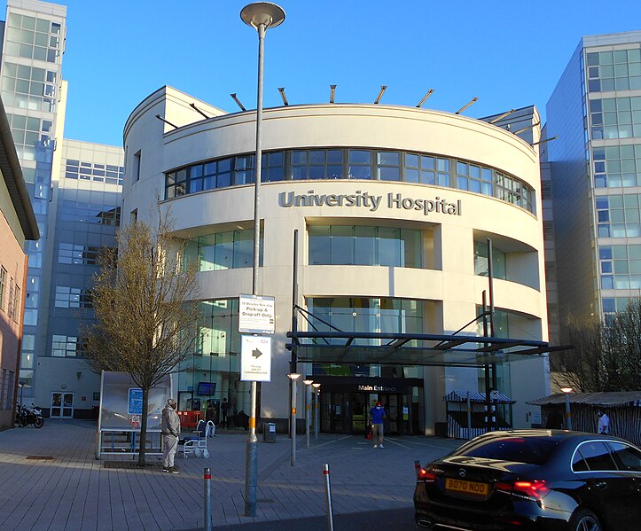 File:University Hospital Coventry, main entrance 4.21.jpg