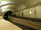 Neobična staza konfiguracija na Mirabeau stanice na liniji 10 u Parizu Metro.
