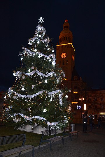 Vánoční strom a radnice, Prostějov.jpg